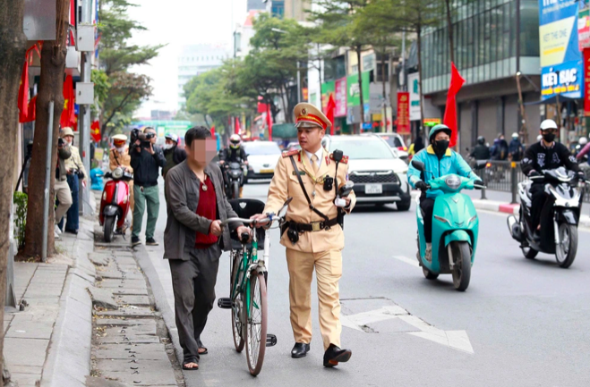 Một người đi xe đạp vi phạm nồng độ cồn bị Đội CSGT đường bộ số 3 phát hiện trưa 2/1 (Ảnh: Ngọc Tiến). Một người đi xe đạp vi phạm nồng độ cồn bị Đội CSGT đường bộ số 3 phát hiện trưa 2/1 (Ảnh: Ngọc Tiến).