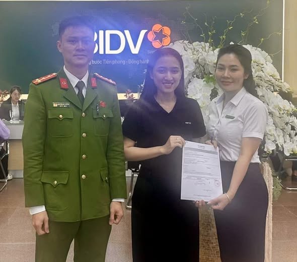 Hoàn tất thủ tục chuyển khoản, trả lại hơn 1 tỷ đồng cho chủ nhân.