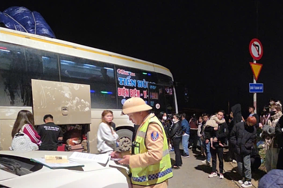 Tài xế và chủ xe bị xử phạt hơn 200 triệu đồng vì nhồi nhét khách về quê ăn Tết Tài xế và chủ xe bị xử phạt hơn 200 triệu đồng vì nhồi nhét khách về quê ăn Tết