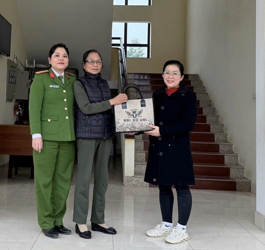 Nhặt được túi có 300 triệu đồng, người phụ nữ trình báo công an