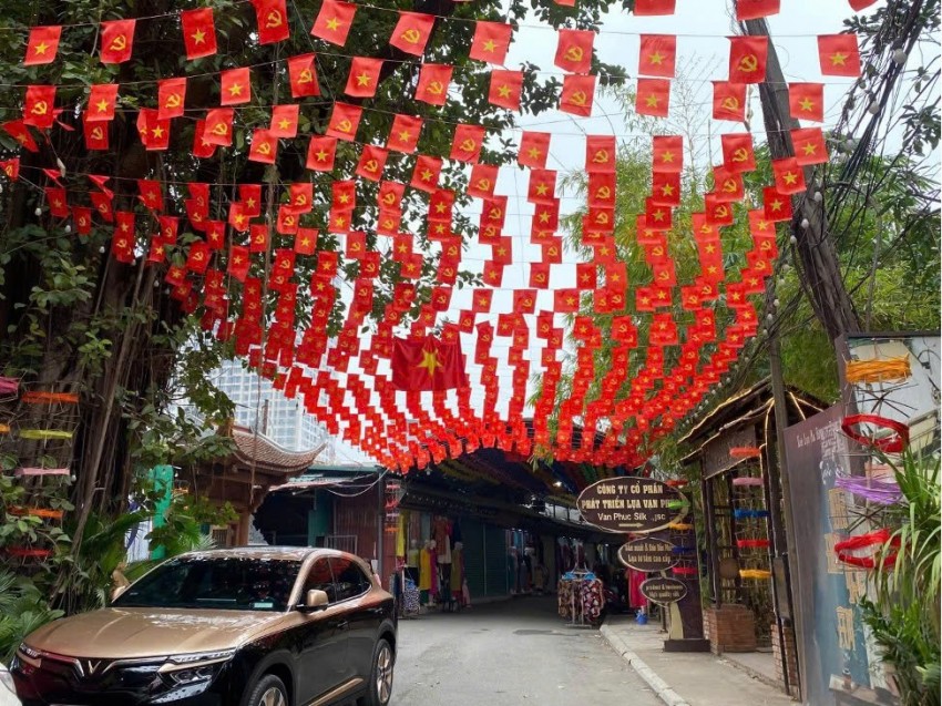 Làng lụa Vạn Phúc ngày giáp Tết: Khi giới trẻ dùng ống kính để