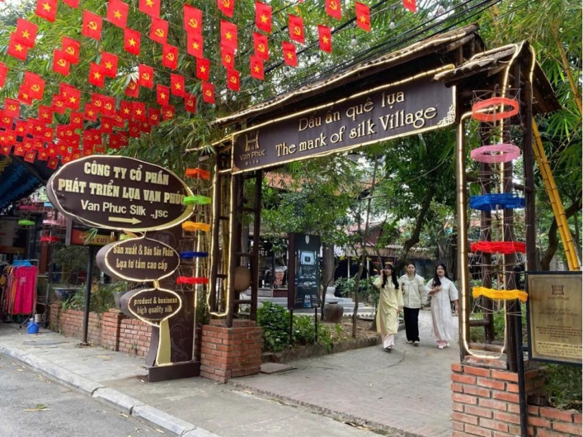 Làng lụa Vạn Phúc ngày giáp Tết: Khi giới trẻ dùng ống kính để