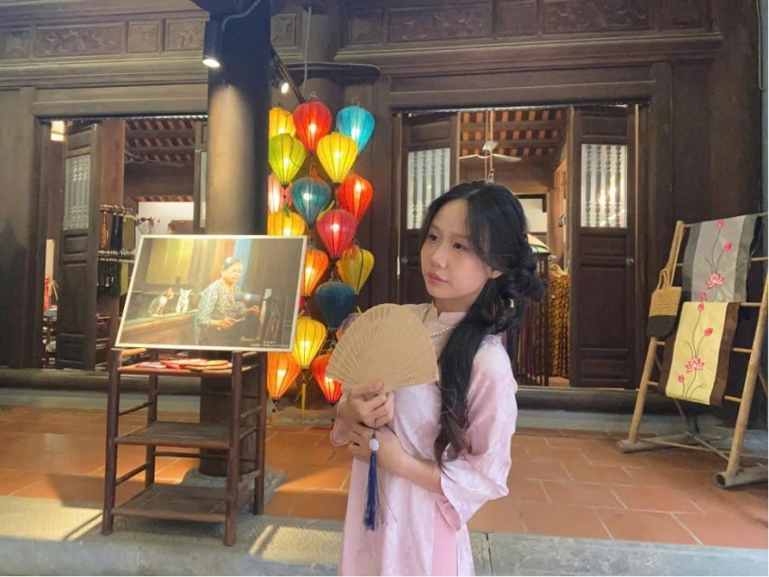 Làng lụa Vạn Phúc ngày giáp Tết: Khi giới trẻ dùng ống kính để