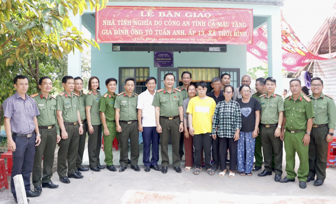 Công an Cà Mau bàn giao Nhà tình nghĩa trong dịp Tết Quân - Dân Công an Cà Mau bàn giao Nhà tình nghĩa trong dịp Tết Quân - Dân