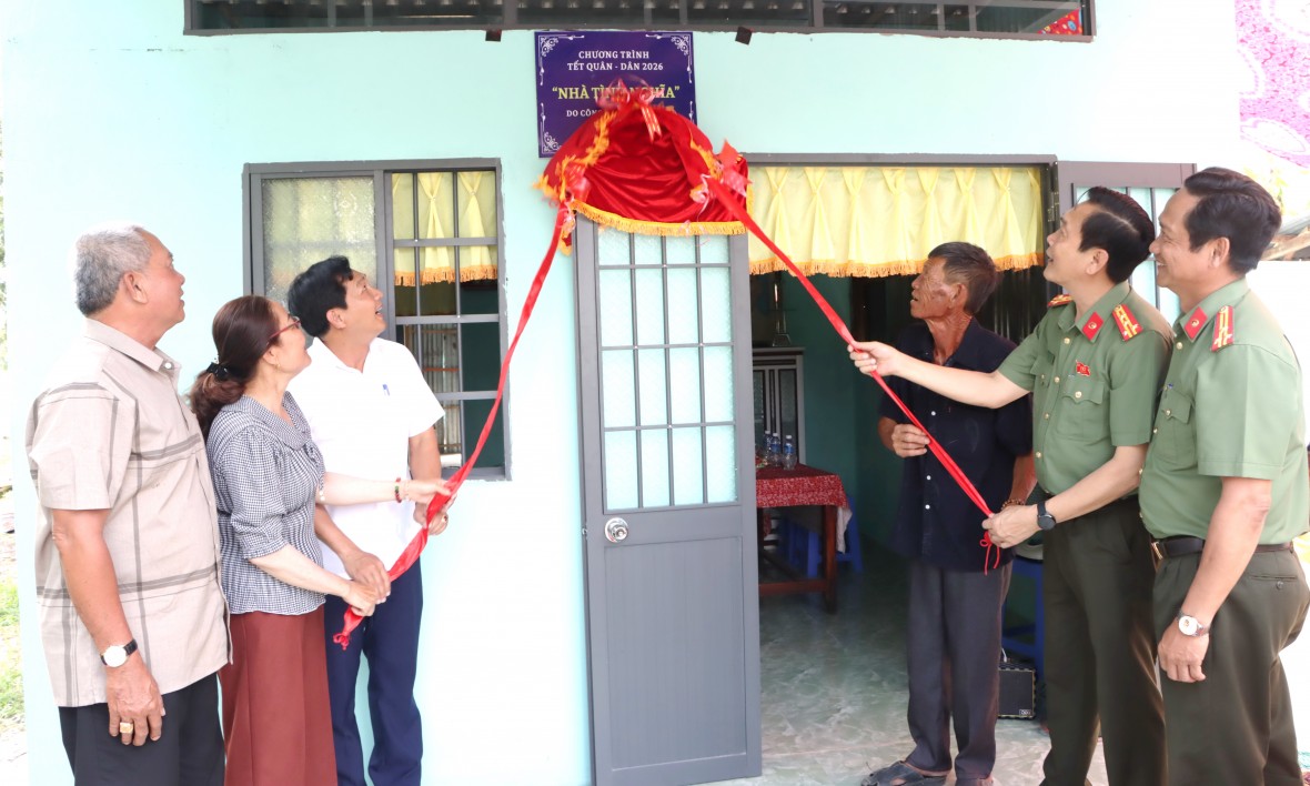 Công an Cà Mau bàn giao Nhà tình nghĩa trong dịp Tết Quân - Dân Công an Cà Mau bàn giao Nhà tình nghĩa trong dịp Tết Quân - Dân
