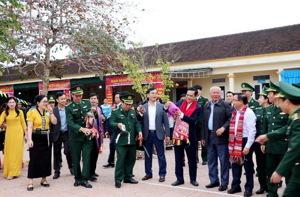 Ấm áp Chương trình “Xuân Biên phòng - ấm lòng dân bản” năm 2026 tại xã biên giới Sơn Lâm.