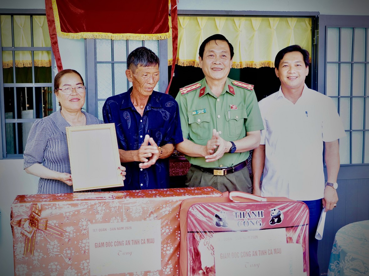 Công an Cà Mau bàn giao Nhà tình nghĩa trong dịp Tết Quân - Dân Công an Cà Mau bàn giao Nhà tình nghĩa trong dịp Tết Quân - Dân