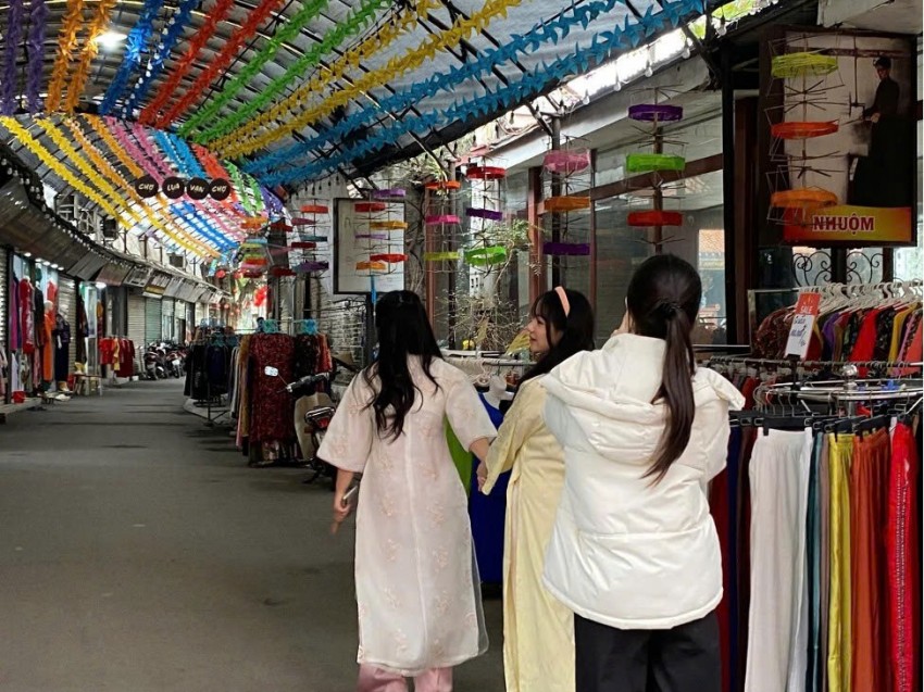 Làng lụa Vạn Phúc ngày giáp Tết: Khi giới trẻ dùng ống kính để