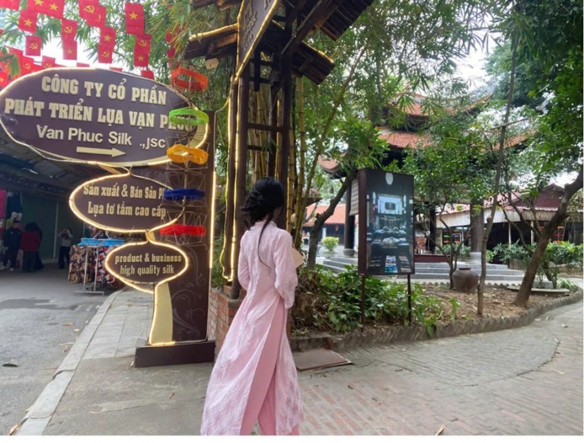 Làng lụa Vạn Phúc ngày giáp Tết: Khi giới trẻ dùng ống kính để