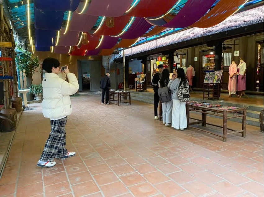 Làng lụa Vạn Phúc ngày giáp Tết: Khi giới trẻ dùng ống kính để