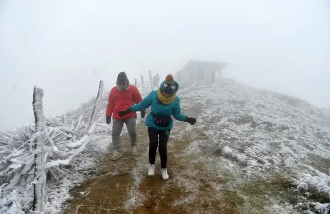 Cảnh báo băng giá xuất hiện tại các vùng núi cao.