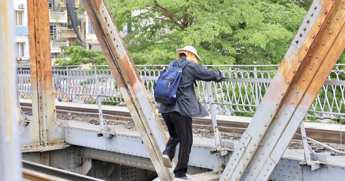 Bất chấp nguy hiểm, nhiều người vẫn vượt rào chắn qua cầu Long Biên đang thi công