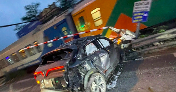 Cố vượt đường ngang, ô tô bị tàu hoả tông, nam tài xế hoảng loạn bỏ xe tháo chạy