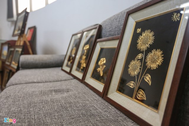 Tranh hoa hồng, hướng dương l&agrave;m bằng sợi bạc v&agrave; mạ v&agrave;ng 24k với gi&aacute; phổ biến 3-5 triệu, thậm ch&iacute; hơn chục triệu đồng t&ugrave;y k&iacute;ch thước v&agrave; mẫu m&atilde;.