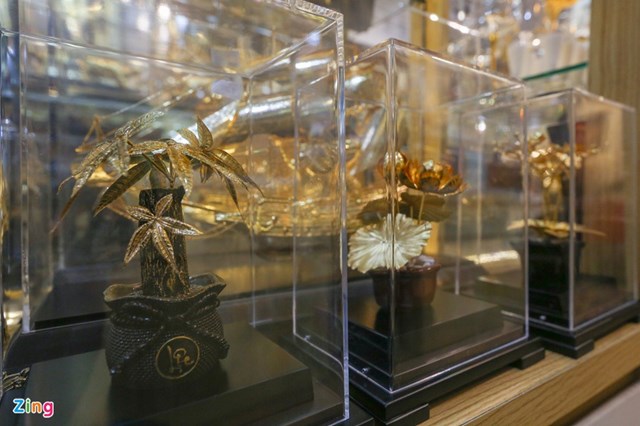 &ldquo;C&aacute;c sản phẩm từ 5 triệu đồng trở xuống hướng tới tập kh&aacute;ch h&agrave;ng mua tặng người th&acirc;n. C&ograve;n c&aacute;c mẫu c&oacute; gi&aacute; từ 5 triệu, tới h&agrave;ng chục triệu đồng hướng kh&aacute;ch h&agrave;ng doanh nghiệp l&agrave;m qu&agrave; tặng đối t&aacute;c kinh doanh&rdquo;, anh Vũ Đức Nam (35 tuổi), chủ cửa h&agrave;ng chia sẻ.