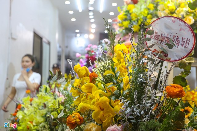B&ecirc;n cạnh đ&oacute;, hoa tươi vẫn l&agrave; qu&agrave; tặng kh&ocirc;ng thể thay thế trong ng&agrave;y 8/3. Nhiều người vẫn t&igrave;m mua sớm tặng qu&agrave; người th&acirc;n. &ldquo;Hoa năm nay gi&aacute; nhập đắt hơn khoảng 40% so với năm ngo&aacute;i m&agrave; c&ograve;n vẫn khan hiếm h&agrave;ng. Lượng kh&aacute;ch c&oacute; giảm s&uacute;t do ảnh hưởng của dịch bệnh&rdquo;, chủ một cửa h&agrave;ng đầu phố Trần Quang Diệu cho biết.