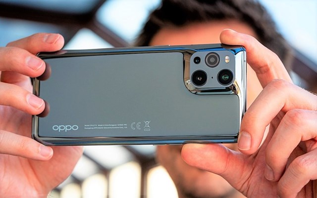 Ng&agrave;y 11/3, Oppo đ&atilde; tr&igrave;nh l&agrave;ng mẫu&nbsp;Find X3&nbsp;tại thị trường Trung Quốc, gi&aacute; từ 4.499 NDT (khoảng&nbsp;692 USD). Sản phẩm n&agrave;y c&oacute; thể Việt Nam trong qu&yacute; II. So với phi&ecirc;n bản trước, Find X3 c&oacute; sự thay đổi về kiểu d&aacute;ng. Phần cụm camera sau của m&aacute;y được l&agrave;m liền mạch với mặt lưng. Oppo cho biết h&atilde;ng đ&atilde; d&ugrave;ng tấm k&iacute;nh cường lực v&agrave; &eacute;p v&agrave;o khu&ocirc;n với nhiệt độ cao để tạo th&agrave;nh hệ thống camera lồi. C&aacute;ch thiết kế n&agrave;y mang đến n&eacute;t đặc trưng ri&ecirc;ng cho sản phẩm.&nbsp;