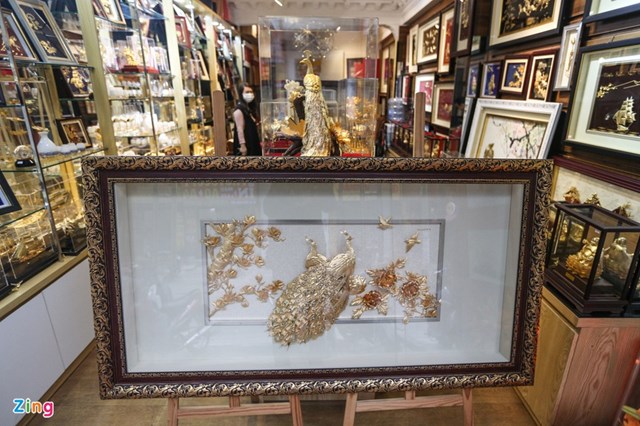 Bức tranh &ldquo;Hạnh ph&uacute;c trường tồn&rdquo; trị gi&aacute; 65 triệu với h&igrave;nh ảnh đ&ocirc;i c&ocirc;ng v&agrave;ng tr&ecirc;n nền c&aacute;c c&agrave;nh hoa được anh Nam giới thiệu.