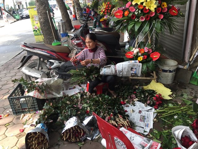 Hoa được lựa chọn kỹ trước khi cắm b&oacute;, lẵng. Chủ h&agrave;ng loại bỏ những c&agrave;nh g&atilde;y, dập do vận chuyển