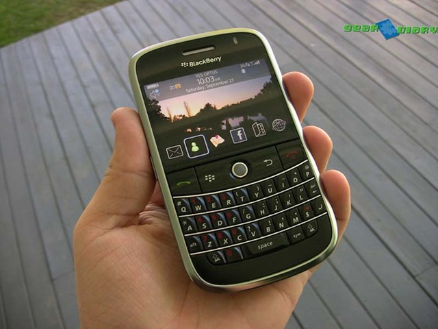 Trước khi iPhone trở th&agrave;nh lựa chọn phổ biến, BlackBerry l&agrave; một trong những h&atilde;ng smartphone được giới doanh nh&acirc;n ưa chuộng với b&agrave;n ph&iacute;m QWERTY đặc trưng v&agrave; BBM, dịch vụ nhắn tin tiền th&acirc;n của Facebook Messenger hay WhatsApp. Ra mắt v&agrave;o năm 2008,&nbsp;BlackBerry Bold 9000&nbsp;thuộc ph&acirc;n kh&uacute;c cao cấp, mở đầu cho d&ograve;ng Bold 9xxx rất th&agrave;nh c&ocirc;ng của h&atilde;ng.&nbsp;