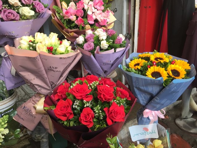 B&oacute; hồng đỏ nổi bật gi&aacute; từ 300.000 đồng/ b&oacute;