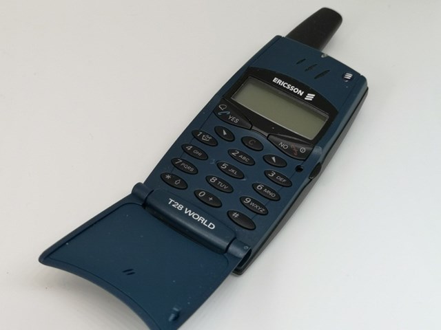 Ericsson T28&nbsp;l&agrave; mẫu m&aacute;y nắp gập &ldquo;đ&agrave;n anh&rdquo; của Motorola RAZR. Khi ra mắt năm 1999, T28 l&agrave; chiếc điện thoại mỏng nhẹ nhất thời điểm ấy với c&acirc;n nặng 83 g. M&aacute;y c&ograve;n c&oacute; khả năng lưu 250 danh bạ, c&agrave;i sẵn tr&ograve; chơi &ldquo;xếp h&igrave;nh&rdquo; Tetris.&nbsp;