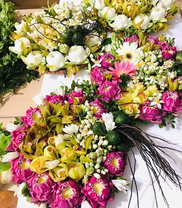 Thời điểm n&agrave;y sen được nhiều người mua về cắm chơi hoặc mua đi lễ ch&ugrave;a