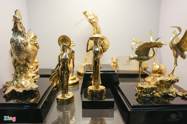 Thị trường qu&agrave; tặng ng&agrave;y 8/3 s&ocirc;i động với nhiều mẫu m&atilde; sản phẩm mạ v&agrave;ng gi&aacute; từ v&agrave;i triệu tới h&agrave;ng chục triệu đồng. Tại một cửa h&agrave;ng ở đường Th&aacute;i H&agrave; (quận Đống Đa, H&agrave; Nội), lượng kh&aacute;ch t&igrave;m mua c&aacute;c mẫu hoa mạ v&agrave;ng kh&aacute; đ&ocirc;ng đ&uacute;c.