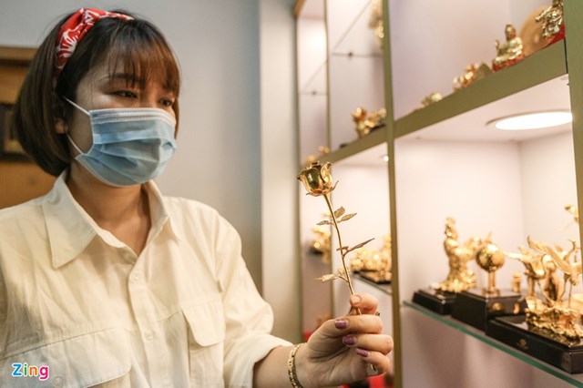 Sản phẩm b&ocirc;ng hoa hồng mạ v&agrave;ng với gi&aacute; 2 triệu đồng.