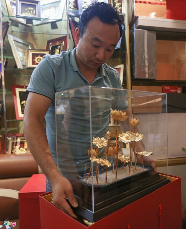 Một kh&aacute;ch h&agrave;ng đặt sản phẩm hoa sen d&aacute;t v&agrave;ng c&oacute; gi&aacute; 12 triệu đồng l&agrave;m qu&agrave; 8/3.