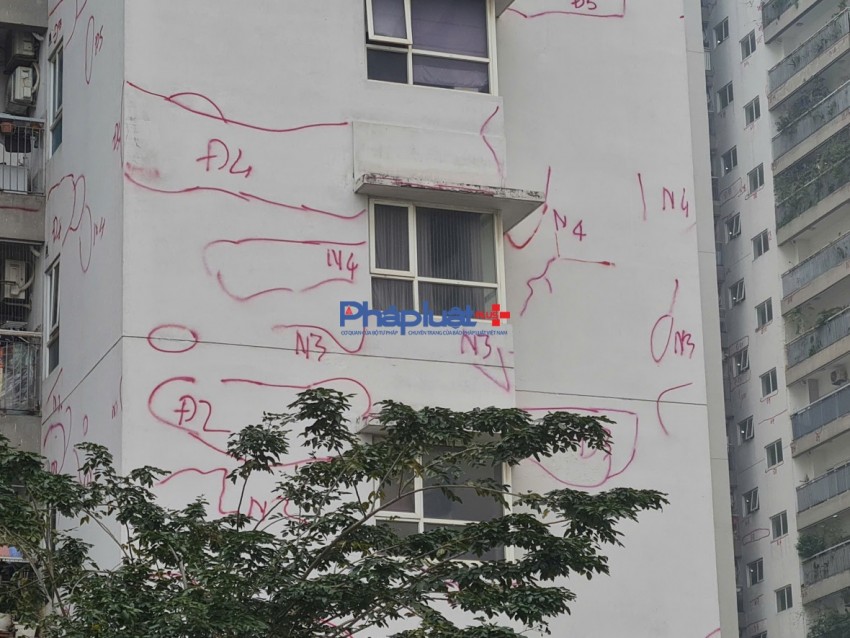 Nhiều toà chung cư xuất hiện những ký tự kỳ lạ gây chú ý ở Hà Nội
