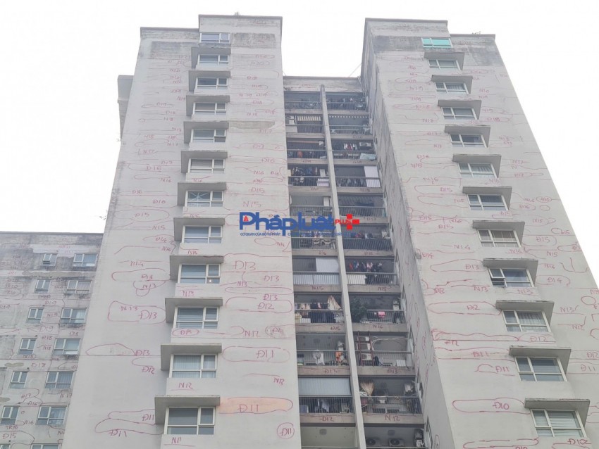 Nhiều toà chung cư xuất hiện những ký tự kỳ lạ gây chú ý ở Hà Nội