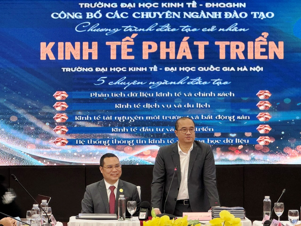 Trường Đại học Kinh tế, ĐH Quốc gia Hà Nội:  Công bố 5 chuyên ngành đào tạo cử nhân ngành Kinh tế phát triển được tuyển sinh trong năm 2025
