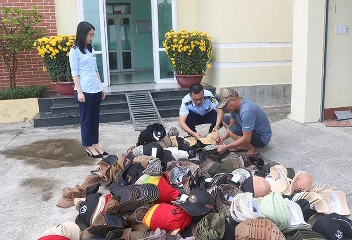 Việc tiêu hủy hàng hóa là tang vật vi phạm hành chính được thực hiện dưới sự giám sát của lực lượng chức năng.