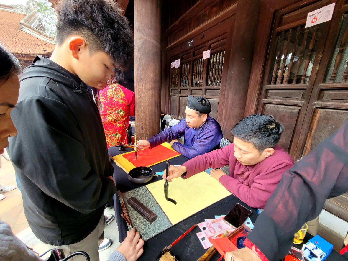 Biển người tới du xuân, xin chữ tại Văn Miếu chiều mùng 2 tết