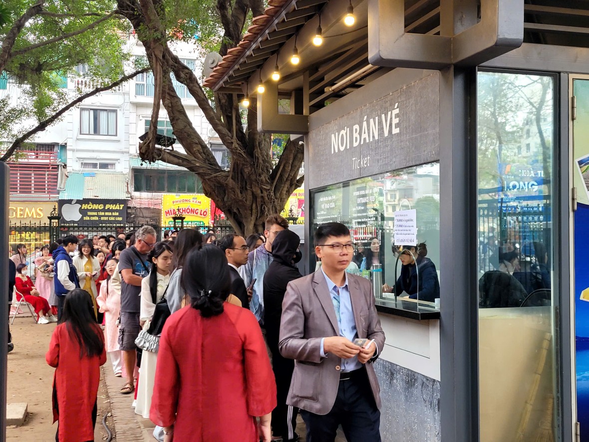 Biển người tới du xuân, xin chữ tại Văn Miếu chiều mùng 2 tết