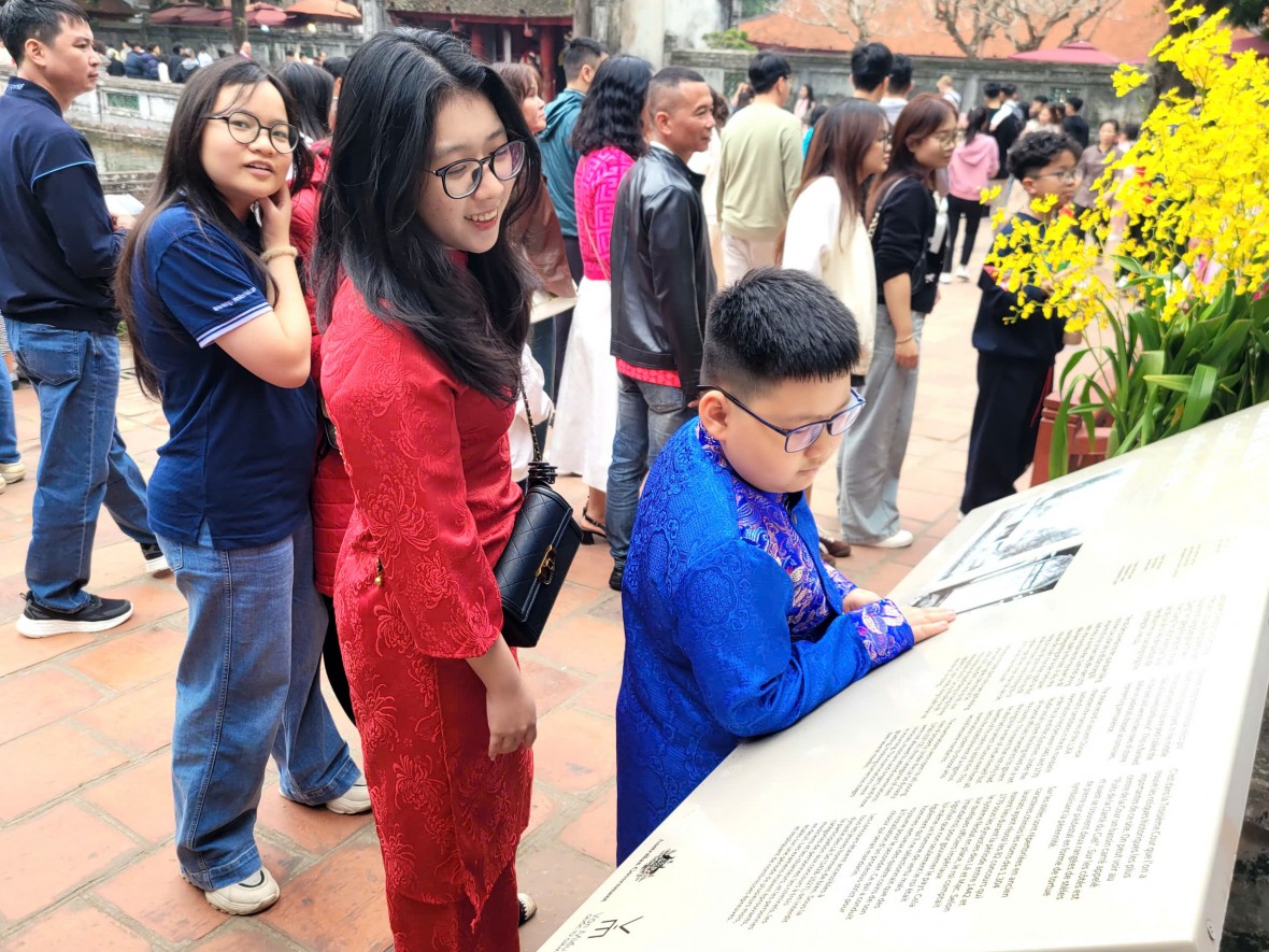 Biển người tới du xuân, xin chữ tại Văn Miếu chiều mùng 2 tết