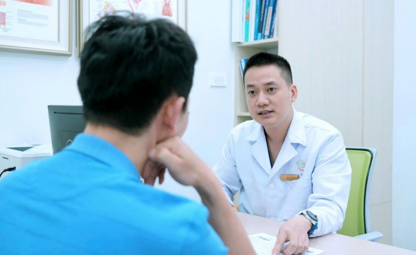 Bác sĩ Ngọc đang tư vấn cho một trường hợp bệnh nhân.