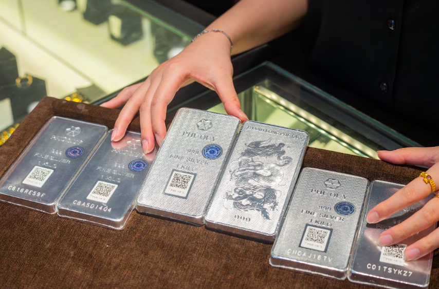 Giá bạc ngày 30/10: Bạc thế giới giằng co mốc 53 USD/ounce- bạc trong nước đi xuống