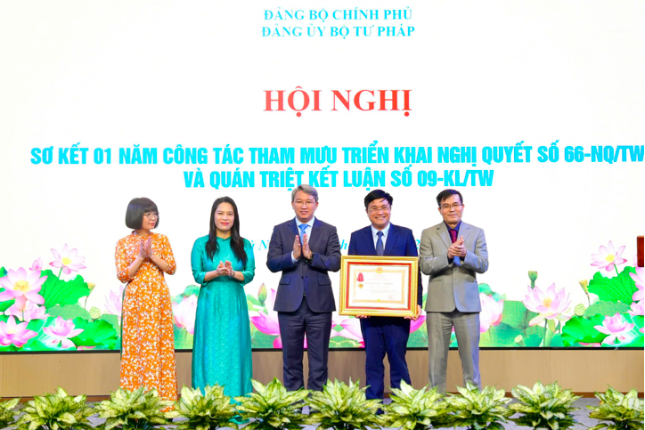 Thừa ủy quyền của Chủ tịch nước, Bộ trưởng Bộ Tư pháp Nguyễn Hải Ninh đã tặng Huân chương Lao động hạng Ba cho Viện Chiến lược và Khoa học pháp lý. Ảnh: VGP/KL Thừa ủy quyền của Chủ tịch nước, Bộ trưởng Bộ Tư pháp Nguyễn Hải Ninh đã tặng Huân chương Lao động hạng Ba cho Viện Chiến lược và Khoa học pháp lý. Ảnh: VGP/KL