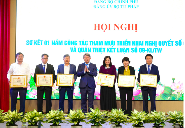 Bộ trưởng Nguyễn Hải Ninh tặng Bằng khen của Thủ tướng Chính phủ cho các tập thể, cá nhân đã có thành tích xuất sắc trong công tác tham mưu xây dựng và triển khai tổ chức thực hiện Nghị quyết số 66-NQ/TW. Ảnh: VGP/KL Bộ trưởng Nguyễn Hải Ninh tặng Bằng khen của Thủ tướng Chính phủ cho các tập thể, cá nhân đã có thành tích xuất sắc trong công tác tham mưu xây dựng và triển khai tổ chức thực hiện Nghị quyết số 66-NQ/TW. Ảnh: VGP/KL