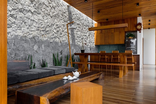 Mặt tiền rộng c&ugrave;ng chiều s&acirc;u kh&aacute; lớn n&ecirc;n c&aacute;c kiến tr&uacute;c sư đ&atilde; ngăn c&aacute;ch th&agrave;nh 2 khối h&igrave;nh chữ nhập để kết nối b&ecirc;n trong v&agrave; b&ecirc;n ngo&agrave;i.