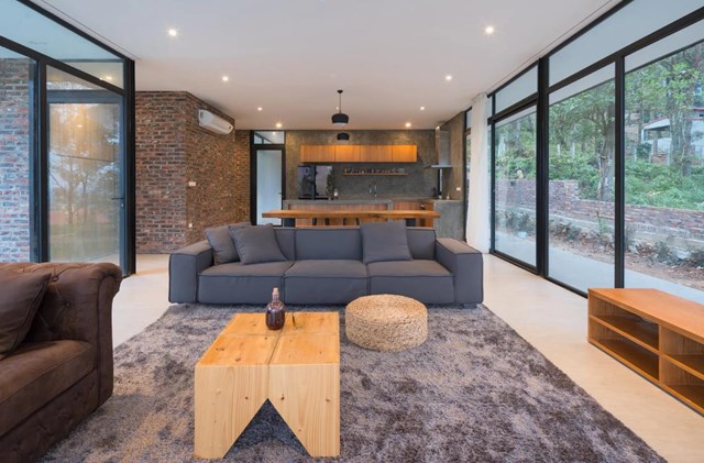 Mọi mặt của ng&ocirc;i nh&agrave; đều được mở để th&ocirc;ng gi&oacute; hoặc c&oacute; thể mở tất cả c&aacute;c cửa sổ v&agrave;&nbsp;cửa ch&iacute;nh v&agrave;o những ng&agrave;y thời tiết đẹp. H&agrave;nh lang hướng T&acirc;y gi&uacute;p c&aacute;ch nhiệt cho ph&ograve;ng ngủ.&nbsp;