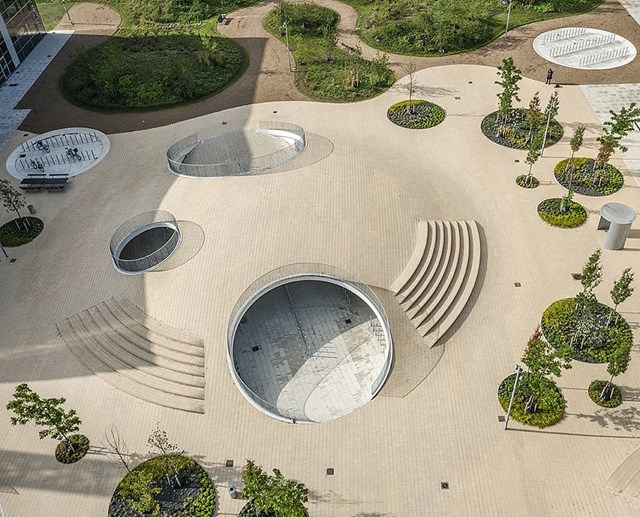 Quảng trường Karen Blixen Plads ở Copenhagen, Đan Mạch gi&agrave;nh chiến thắng ở hạng mục Dự &aacute;n c&oacute; cảnh quan tốt nhất. Đ&acirc;y l&agrave; một trong những quảng trường c&ocirc;ng cộng lớn nhất ở Đan Mạch với thiết kế đa chức năng vừa th&uacute;c đẩy giao th&ocirc;ng xanh vừa th&iacute;ch ứng với biến đổi kh&iacute; hậu v&agrave; đa dạng sinh học.