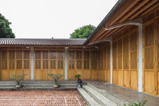 Chất liệu tường v&agrave; s&acirc;n được sử dụng gạch đỏ lộ thi&ecirc;n, loại vật liệu b&igrave;nh d&acirc;n nhưng tạo n&ecirc;n cảnh quan ấm c&uacute;ng.&nbsp;