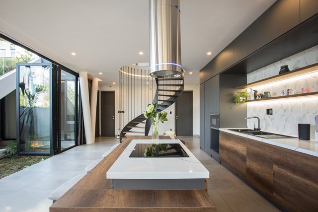 Tất cả c&aacute;c ph&ograve;ng đều hướng ra vườn th&ocirc;ng qua cửa sổ trượt lớn trong suốt, gi&uacute;p tạo sự th&ocirc;ng tho&aacute;ng tốt nhất cho ng&ocirc;i nh&agrave;.