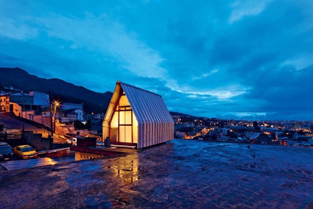 Casa Par&aacute;sito: Với thiết kế tối giản, căn hộ do kiến tr&uacute;c sư El Sindicato Arquitectura s&aacute;ng tạo c&oacute; thể chứa hai người tr&ecirc;n một tầng thượng ở San Juan, Ecuador. Mặt tiền của ng&ocirc;i nh&agrave; được tạo h&igrave;nh chữ A, khu vực sinh hoạt ch&iacute;nh c&oacute; cấu tr&uacute;c chữ nhật. Chủ sở hữu c&oacute; thể tiếp cận tất cả kh&ocirc;ng gian kh&aacute;c như nh&agrave; bếp, b&agrave;n ăn, ph&ograve;ng tắm, giường ngủ, khu vực l&agrave;m việc v&agrave; kho. Căn nh&agrave; c&oacute; cửa sổ lớn trong suốt để &aacute;nh s&aacute;ng tự nhi&ecirc;n chiếu v&agrave;o b&ecirc;n trong. Tọa lạc tại vị tr&iacute; đắc địa, nếu đứng từ Casa Par&aacute;sito, mọi người c&oacute; thể nh&igrave;n ngắm quang cảnh th&agrave;nh phố cũng như c&aacute;c ngọn n&uacute;i lửa Cotacachi, Imbabura, Mojanda v&agrave; Cayambe.