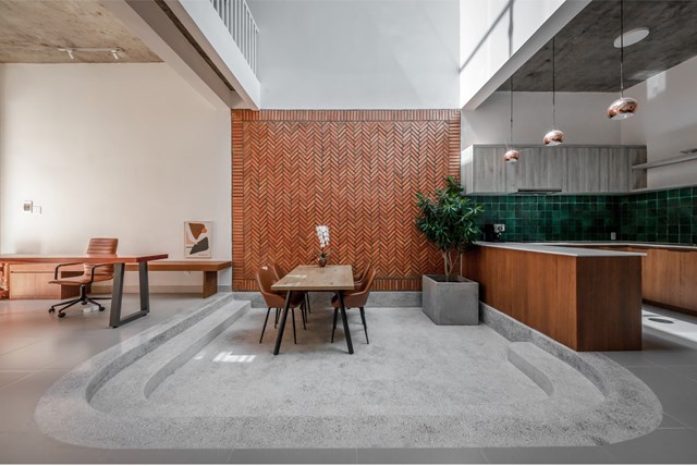 B&ecirc; t&ocirc;ng cốt th&eacute;p được c&aacute;c kiến tr&uacute;c sư sử dụng để tạo khung cho c&ocirc;ng tr&igrave;nh. Tuy nhi&ecirc;n, phần trần nh&agrave; được thiết kế cao nhằm gi&uacute;p kh&ocirc;ng gian trở n&ecirc;n tho&aacute;ng đ&atilde;ng, m&aacute;t mẻ.