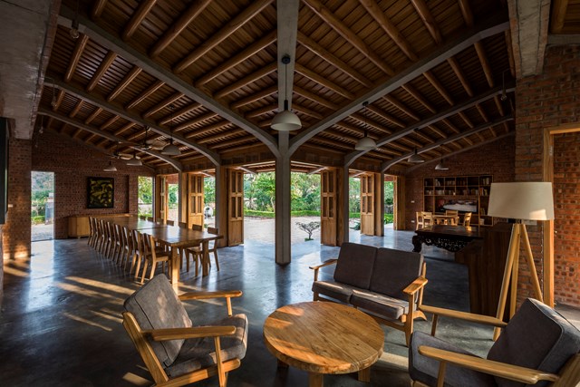 Ng&ocirc;i nh&agrave; c&oacute; sức chứa lớn cho đại gia đ&igrave;nh sum họp v&agrave;o c&aacute;c dịp lễ, Tết, c&uacute;ng giỗ. Kh&ocirc;ng gian thờ c&uacute;ng được bố tr&iacute; trang trọng trong nh&agrave;.&nbsp;