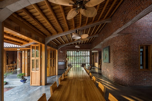 Kh&ocirc;ng gian trong nh&agrave; v&agrave; ngo&agrave;i trời được quy hoạch theo h&igrave;nh zic zắc nhằm tạo sự linh hoạt trong di chuyển.